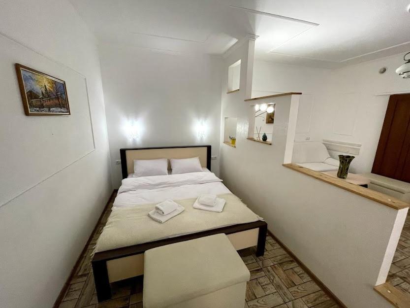 White On Center Apartment *
