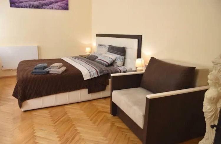 Apartment White On Center