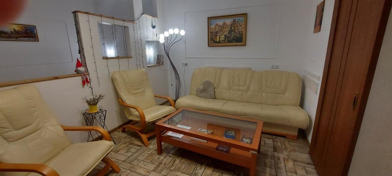 White On Center Apartment *