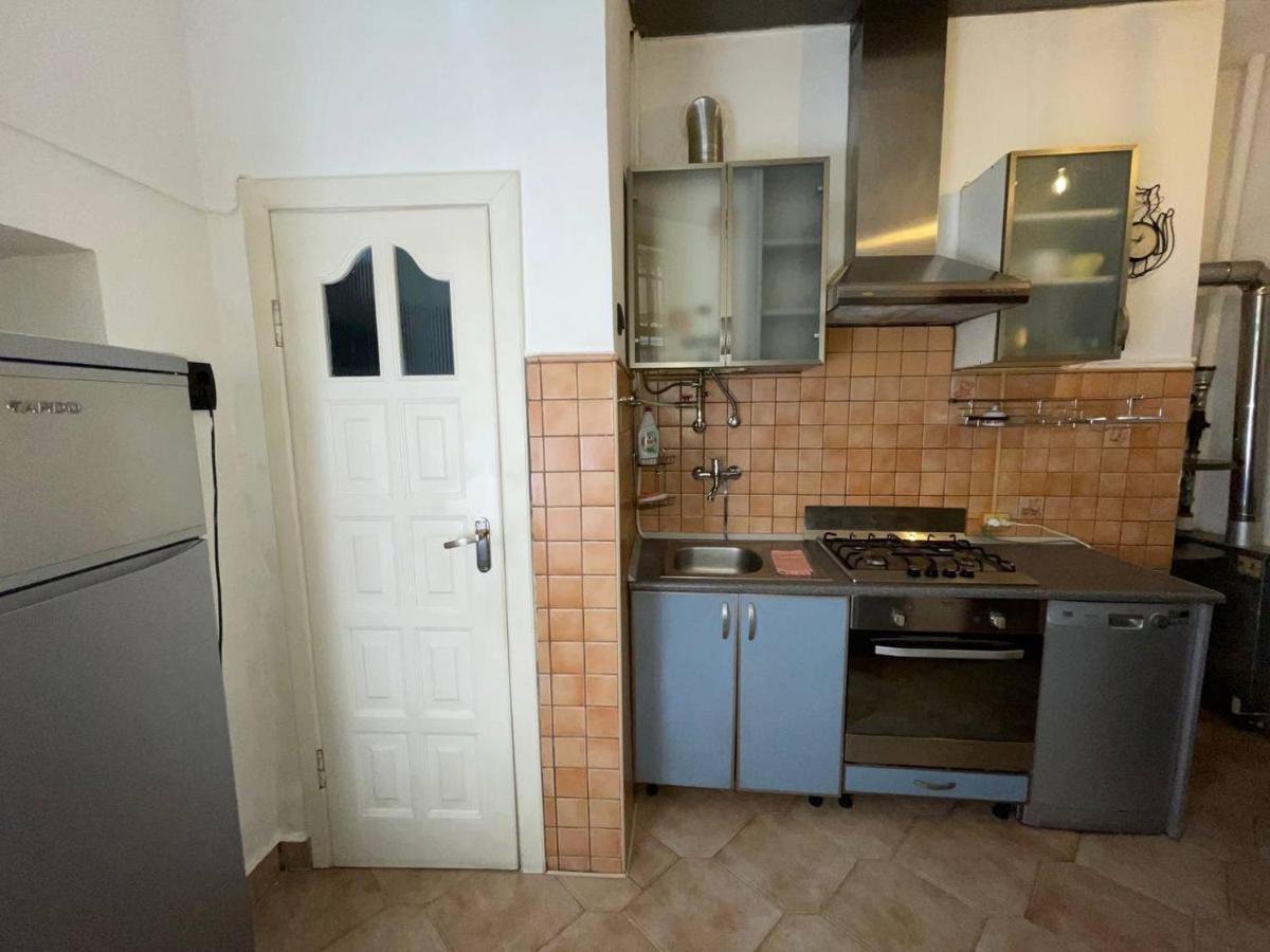 White On Center Apartment *