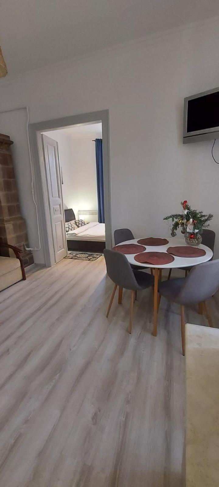 White On Center Apartment *