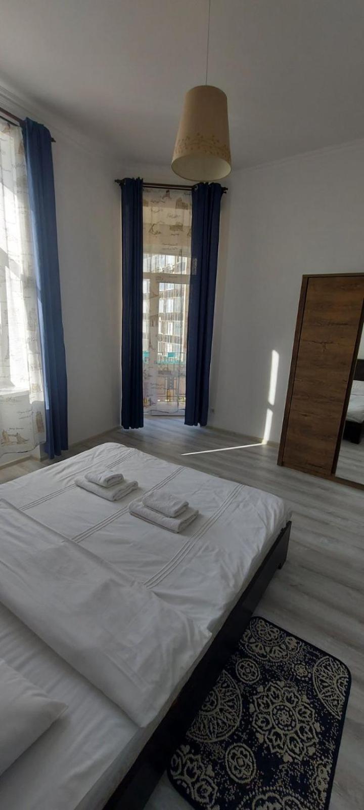 White On Center Apartment *