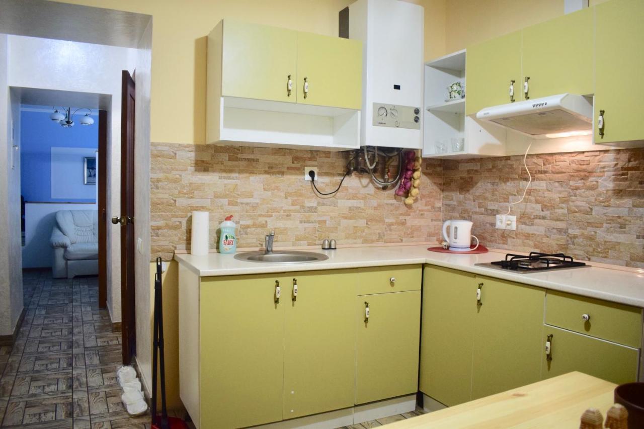 White On Center Apartment *